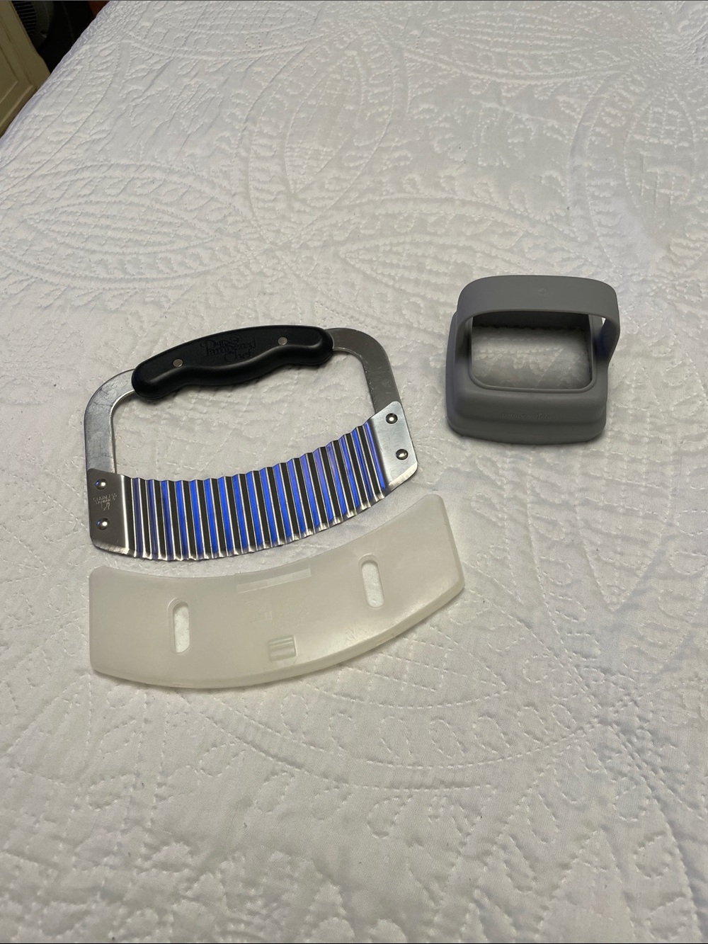 The Pampered Chef Lot of 2 Kitchen Gadgets Crinkle CUTTER & Cut-N-Seal Cutte
